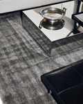 سجادة أنوال سوداء خاصة TENCEL™ 01 ANTHRACITE من Brasilia مصنوعة يدوياً بتصميم عصري بسيط وأنيق