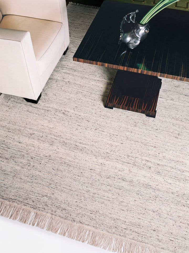Cordoba Serisi Yeni Zelanda Yünü ve Pamuk Saçaklı Oturma Odası Salon Modern El Dokuma Kilim 08 CREAM GREY mekan görünümü 1